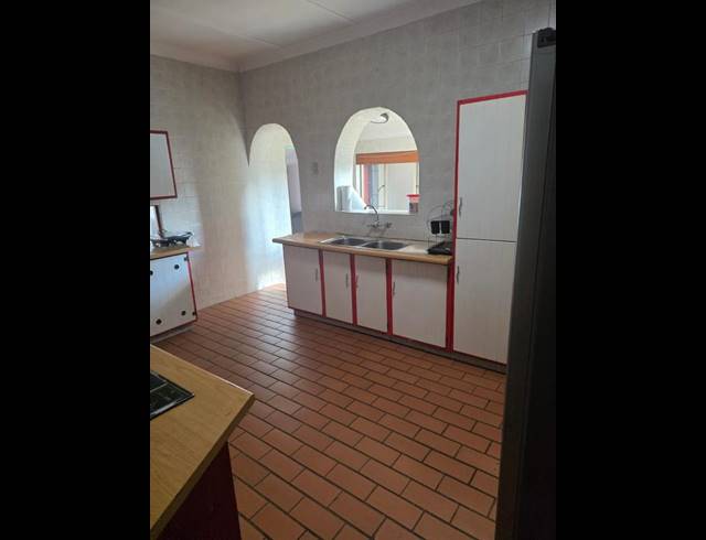 4 BEDROOM HOUSE FOR SALE IN KEMPTON PARK EXT 01